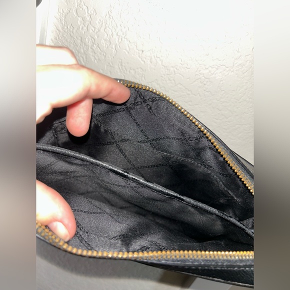 Black & Gold Jet Set Michael Kors Crossbody 🖤 - Picture 7 of 8